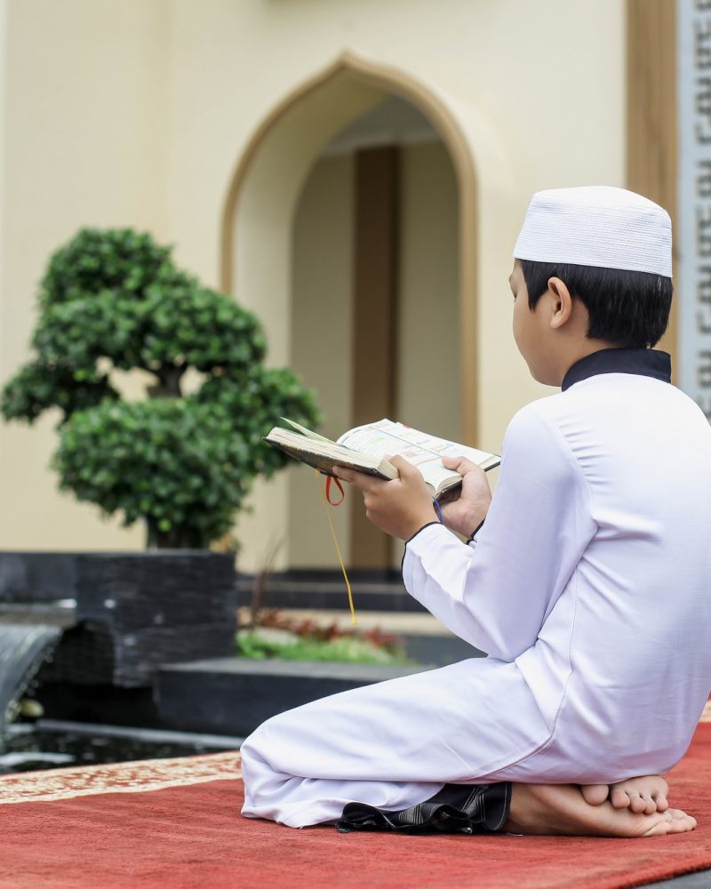 Muslim children reading Quran
