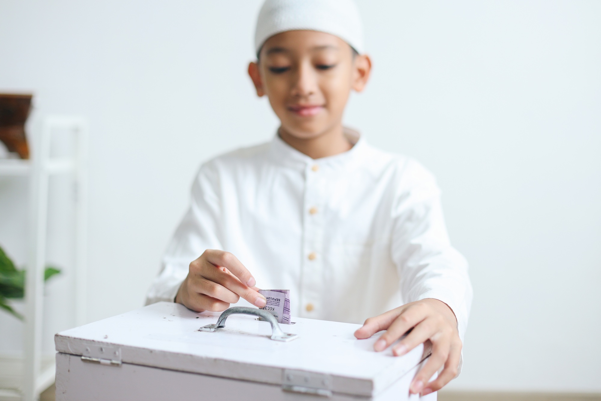 Muslim Boy Give Donation