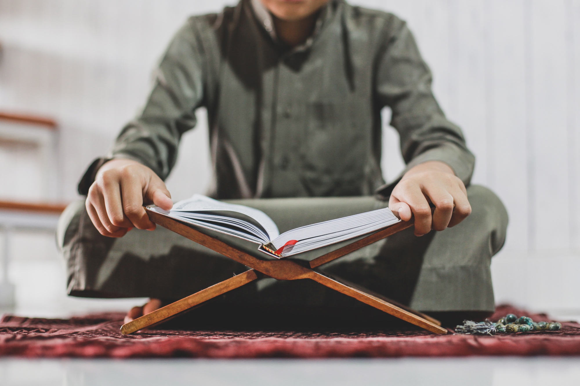 muslim-man-reading-holy-quran