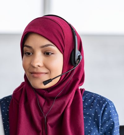 islamic-woman-with-hijab-in-call-center