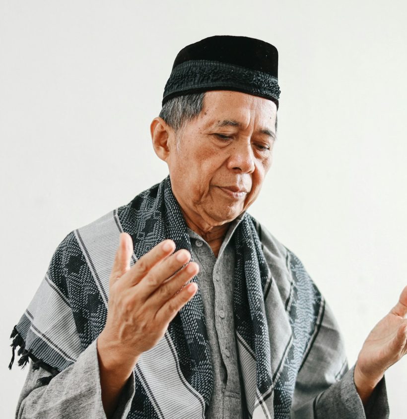 senior-muslim-man-praying
